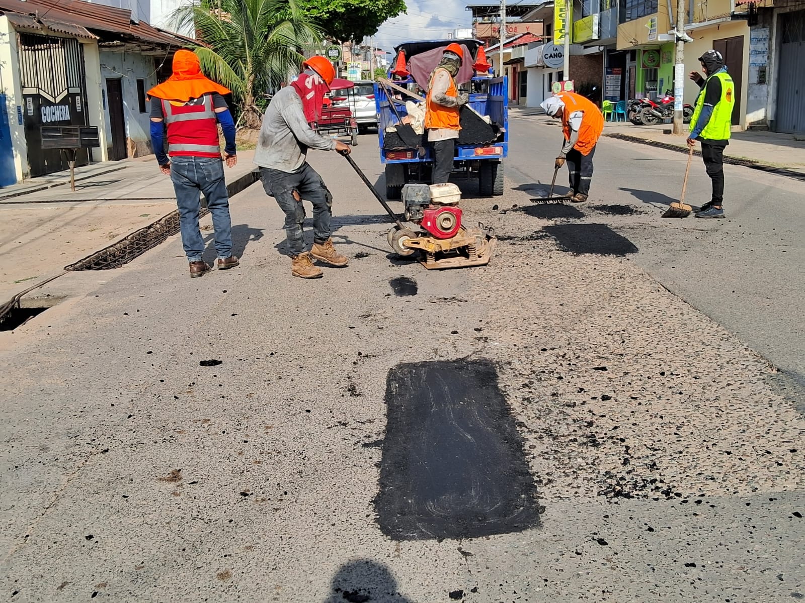 CONTINÚAN TRABAJOS DE PARCHADO DE PISTAS EN DISTRITO DE MORALES. 